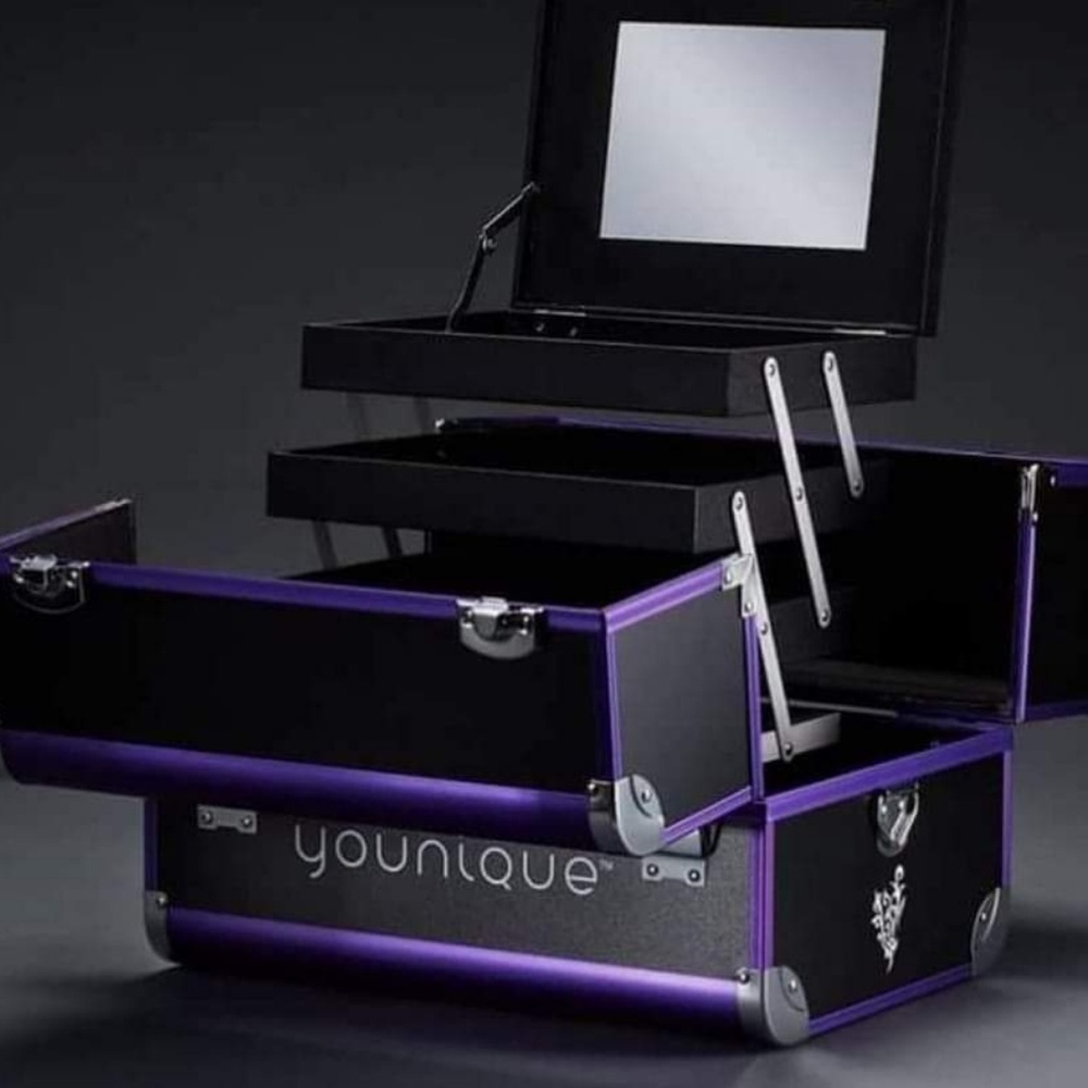 Younique Selfie Trunk